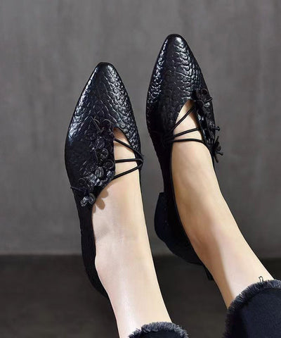 Bequeme flache Schuhe mit spitzer Spitze und Blumenmuster in Schwarz