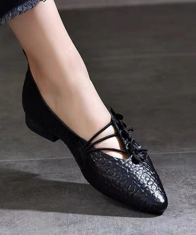 Bequeme flache Schuhe mit spitzer Spitze und Blumenmuster in Schwarz