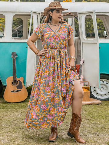 Große Größen - Maxikleid mit Rüschen und bedruckten Flügelärmeln