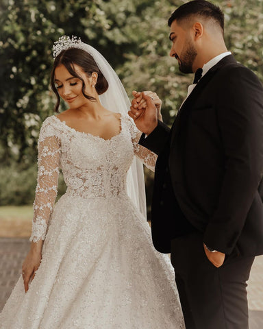 Ballkleid-Brautkleid mit langen Ärmeln und Spitzenapplikationen