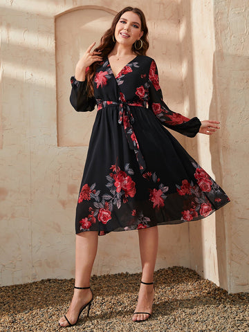 Kleid in Übergröße mit Blumenmuster, Überkragen und Taillenschnürung