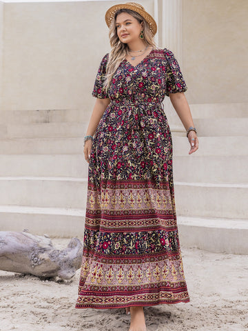 Kurzärmliges Maxikleid mit Boho-Blumenmuster in Übergröße
