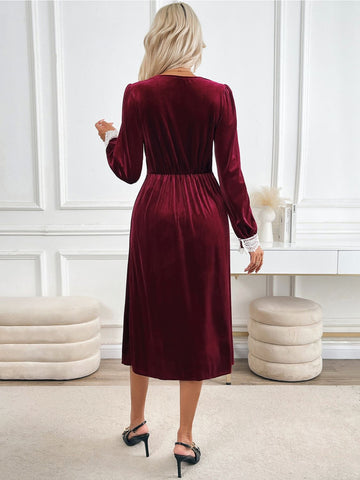 Langärmliges Midikleid mit Spitzendetail und V-Ausschnitt