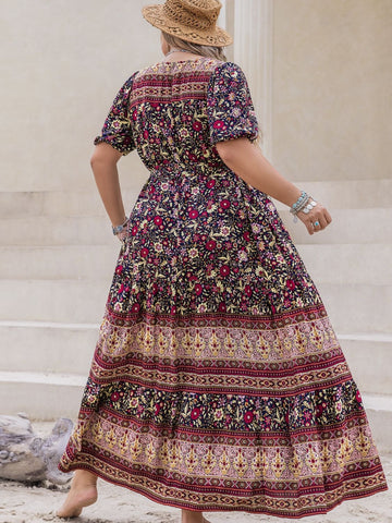Kurzärmliges Maxikleid mit Boho-Blumenmuster in Übergröße