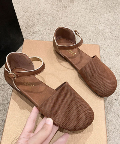 Bequeme flache Schuhe aus Strickstoff mit Schnallenriemen in Braun