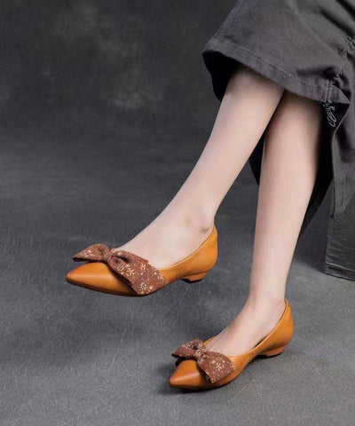 Handgemachte flache Schuhe mit weicher Sohle und spitzer Spitze im Retro-Stil in Kamelbraun