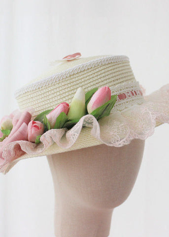 Eleganter rosa Glockenhut mit Schleife und Spitze im Patchwork-Stil aus gewebtem Stroh