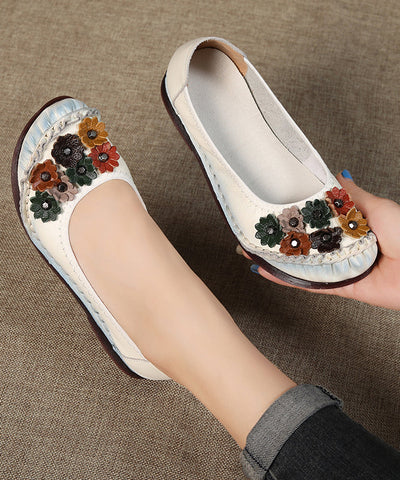 Schöne graue flache Schuhe aus Kunstleder mit Blumenmuster