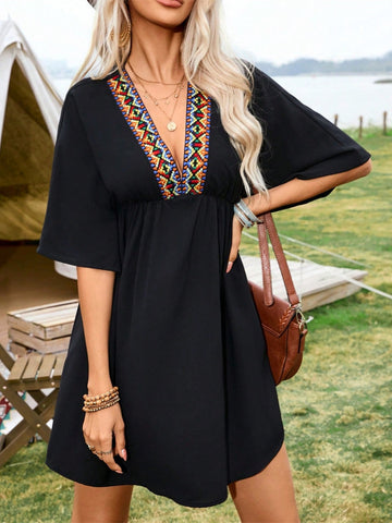 Besticktes Mini-Strandkleid mit halben Ärmeln