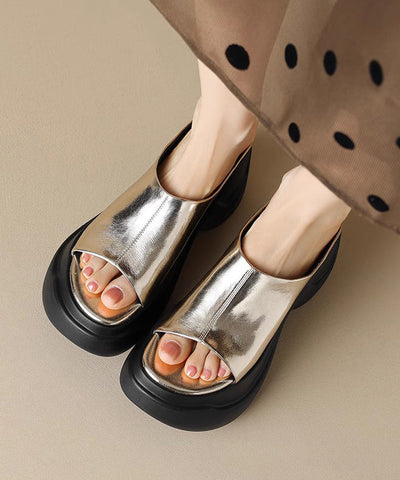Schicke goldene Plateau-Sandalen aus Kunstleder mit Peep Toe