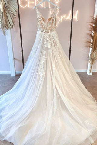 Elegant A-Line Tulle Wedding Dress With Lace Appliques Long