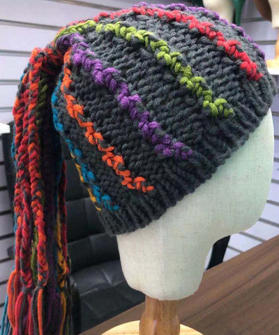 Stilvolle grau gestreifte Bonnie-Mütze aus warmem Fleece-Strick mit Quaste