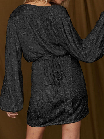Mini-Cocktailkleid mit Pailletten und Bindegürtel