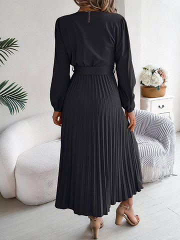 Plissiertes, gebundenes Midikleid mit V-Ausschnitt und langen Ärmeln