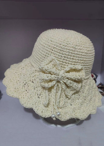 Handgemachte Khaki-Bonnie-Mütze mit Patchwork-Schleife und Spitze