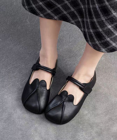 Flache Schuhe im Retro-Ethno-Stil aus braunem Schaffell mit weicher Sohle