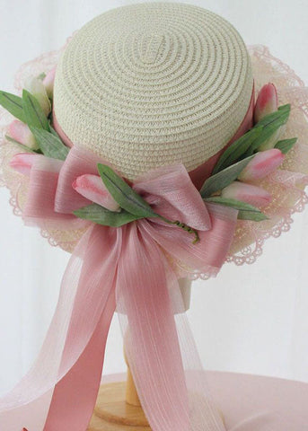 Eleganter rosa Glockenhut mit Schleife und Spitze im Patchwork-Stil aus gewebtem Stroh