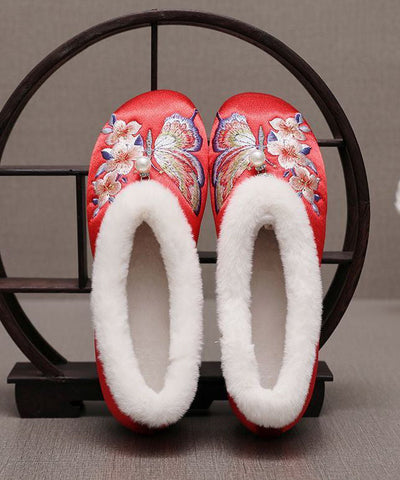 Flache Schuhe im chinesischen Stil mit roter, flauschiger Wollfütterung und Stickerei