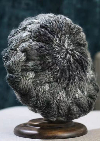 Handgemachte warme Strickmütze mit grünem Farbverlauf