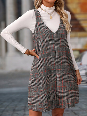 Minikleid mit V-Ausschnitt und breiten Trägern