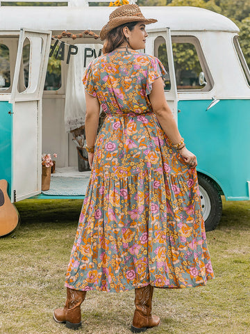 Große Größen - Maxikleid mit Rüschen und bedruckten Flügelärmeln