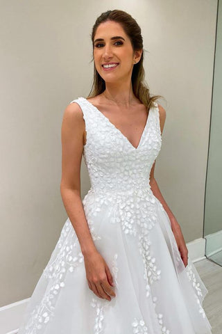 Fabulous Floor-Length A-Line V-Neck Sleeveless Tulle Wedding Dresses with Appliques