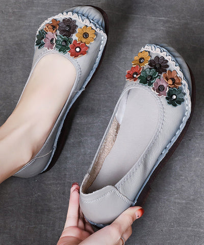 Schöne graue flache Schuhe aus Kunstleder mit Blumenmuster