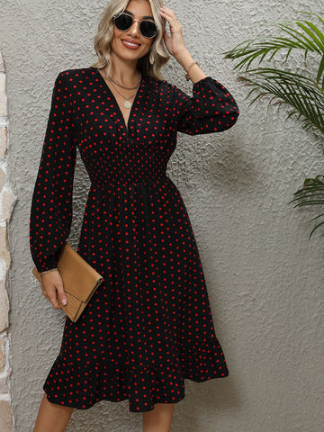 Kleid mit V-Ausschnitt, langen Ärmeln und Rüschensaum