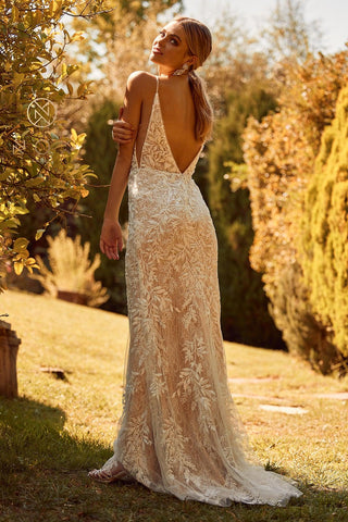 Langes, figurbetontes Brautkleid