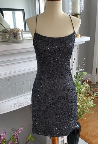 Figurbetontes Homecoming-Kleid aus Satin mit U-Ausschnitt und Perlen