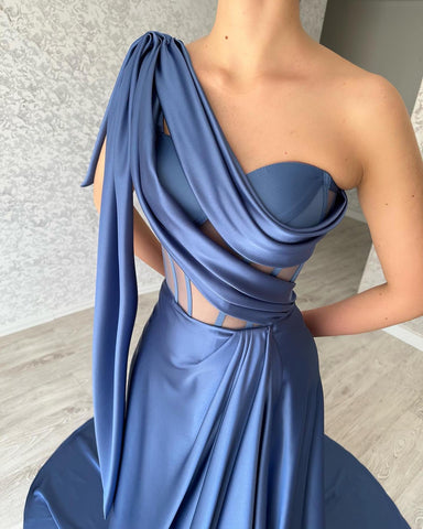 Glamouröses langes blaues ärmelloses Abendkleid mit einer Schulter