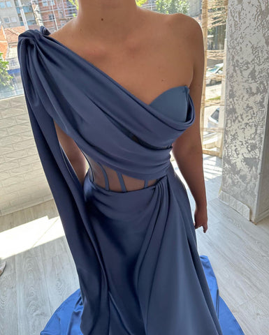 Glamouröses langes blaues ärmelloses Abendkleid mit einer Schulter