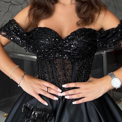 Glamouröses, schulterfreies, schwarzes Abendkleid mit Herzausschnitt und Perlen