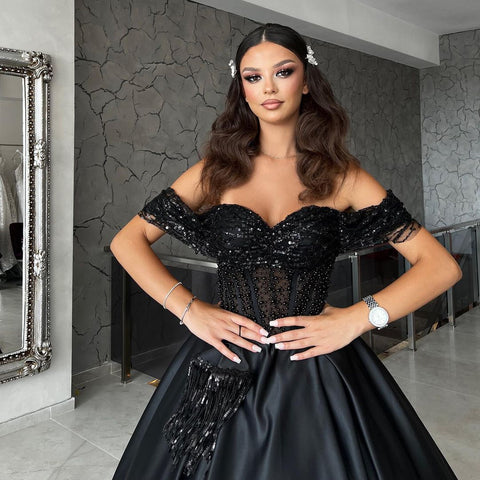 Glamouröses, schulterfreies, schwarzes Abendkleid mit Herzausschnitt und Perlen