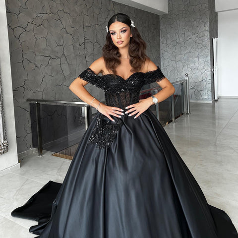 Glamouröses, schulterfreies, schwarzes Abendkleid mit Herzausschnitt und Perlen