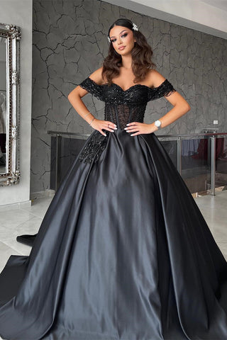 Glamouröses, schulterfreies, schwarzes Abendkleid mit Herzausschnitt und Perlen