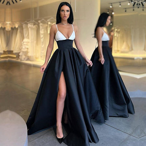 Wunderschönes schwarz-weißes Ballkleid mit langen, geschlitzten Spaghettiträgern