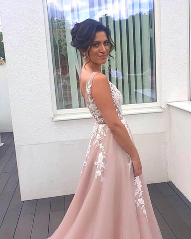 Wunderschönes ärmelloses langes Ballkleid aus Tüll mit Spitzenapplikationen und V-Ausschnitt