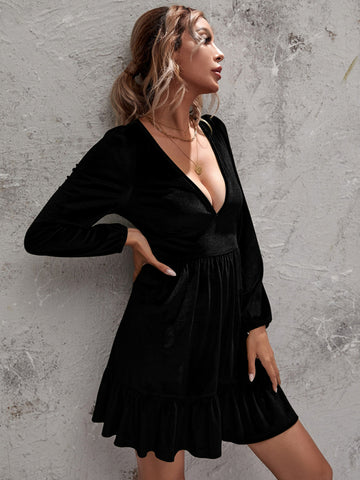 Goldenes Samtkleid mit tiefem V-Ausschnitt, Puffärmeln und Samtrüschen 