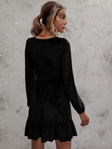 Goldenes Samtkleid mit tiefem V-Ausschnitt, Puffärmeln und Samtrüschen 