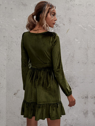 Goldenes Samtkleid mit tiefem V-Ausschnitt, Puffärmeln und Samtrüschen 
