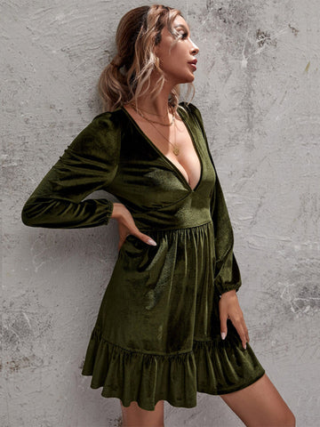 Goldenes Samtkleid mit tiefem V-Ausschnitt, Puffärmeln und Samtrüschen 