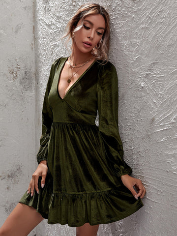 Goldenes Samtkleid mit tiefem V-Ausschnitt, Puffärmeln und Samtrüschen 