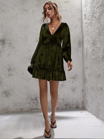Goldenes Samtkleid mit tiefem V-Ausschnitt, Puffärmeln und Samtrüschen 