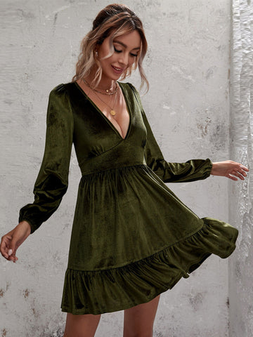 Goldenes Samtkleid mit tiefem V-Ausschnitt, Puffärmeln und Samtrüschen 