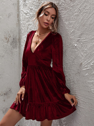 Goldenes Samtkleid mit tiefem V-Ausschnitt, Puffärmeln und Samtrüschen 