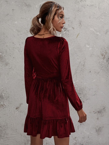 Goldenes Samtkleid mit tiefem V-Ausschnitt, Puffärmeln und Samtrüschen 