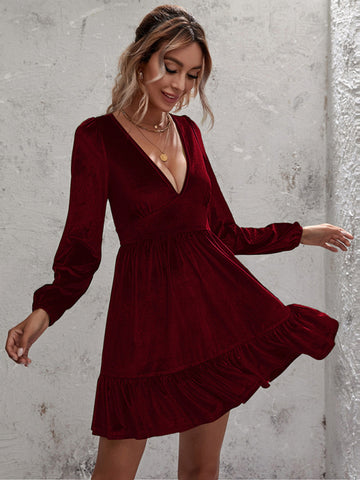Goldenes Samtkleid mit tiefem V-Ausschnitt, Puffärmeln und Samtrüschen 