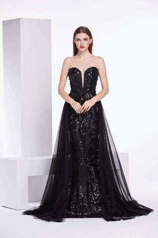Mit Pailletten verziertes Kleid mit transparenter Schleppe
