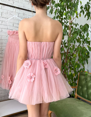 Kurzes A-Linien-Heimkehrkleid mit handgemachten Blumen 
